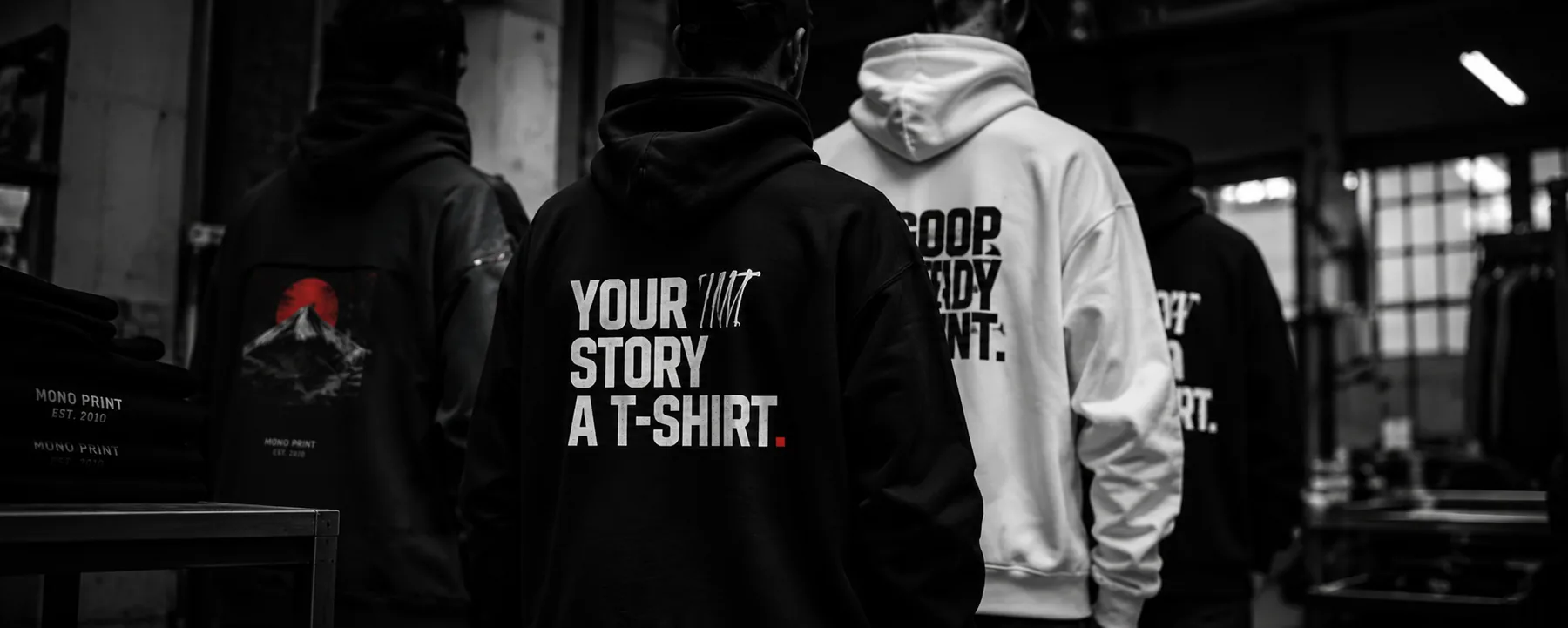 Tři lidé v mikinách s potiskem Your story a t-shirt